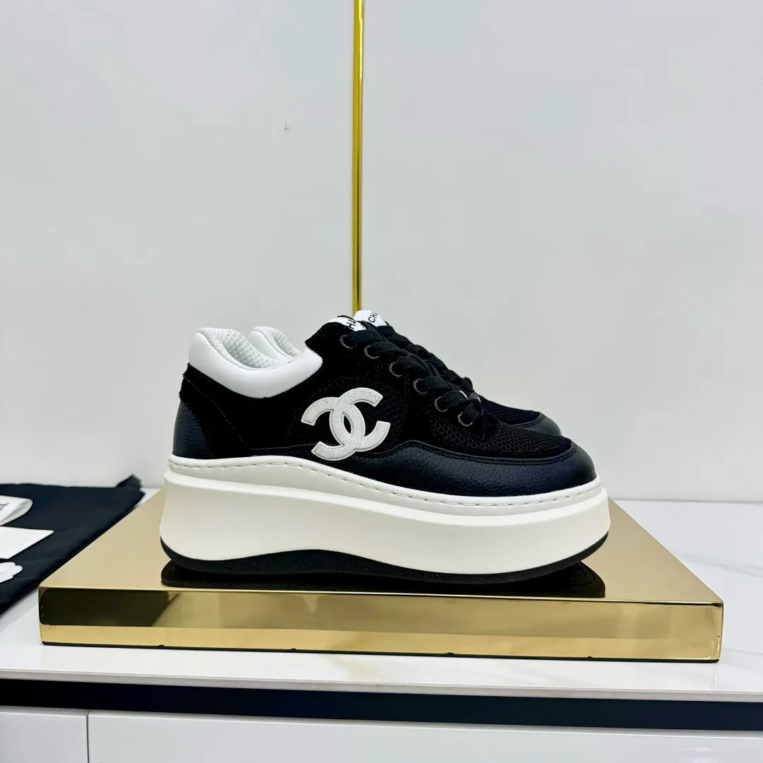 👟👟Ex-factory price 600👟👟 Upgraded version, upgraded version, upgraded version! No rebuttal accepted! ! ! ! Chanel Chanel panda shoes! 2025 counter's top casual sports shoes. This classic design; the upper is electro-embroidered with a variety of techniques; the outsole is fashionable and sporty; the unusual inclusion of a variety of color matching elements... The diversified mix and match is very good-looking and versatile, and can be used for leisure, fashion, sports, and outdoor... ꫛꫀꪝ Go➫ Materials: ❶Upper made of: original imported first-layer silk cowhide + original waterproof cloth + original first-layer cowhide ❷Inner lining: Original Yangli+Net ❸Outsole based on: Original TPU combination outsole Counter boutique packaging complete set for women 35–41 👉 👉 👉 👉 👉